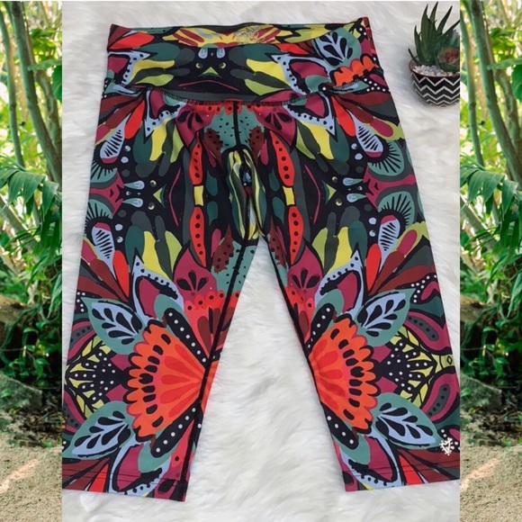 Betsey Johnson Butterfly Print Cropped Leggings with hidden front pocket. - Picture 2 of 5